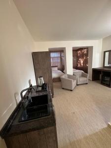 アンマンにあるMidtown Lweibdeh Hostelのキッチン(シンク付)、リビングルーム(ベッド1台付) +35枚の写真