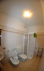 Un baño con inodoro, lavabo y ducha. en La Magnolia, en Verona