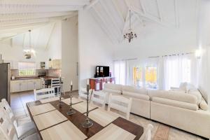 a living room with a couch and a table at Casa Trankilo - Family Home in Paraguaná
