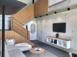 a living room with a couch and a tv at Ferienhaus Schlossterrassen 8a in Pouch