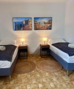 deux lits dans une pièce avec deux lampes dessus dans l'établissement Blue Skies Villas 1&2, à Mexilhoeira Grande 170 autres photos