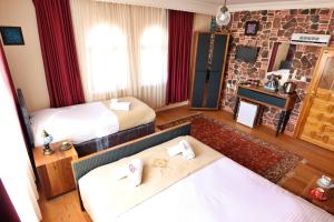 格雷梅Cappadocia Hostel的一间有两张床和一台电视的酒店房间