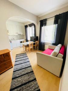una sala de estar con un sofá y una mesa en Hotelli Aatto&Elli, en Joutsa