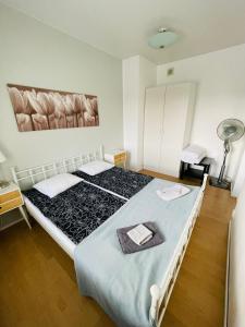 a bedroom with a large bed in a room at Hotelli Aatto&Elli in Joutsa