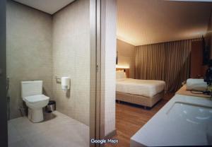 Ένα μπάνιο στο golden tulip canela