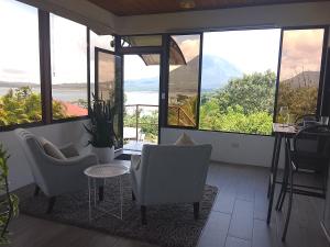 エル・カスティーロ・デ・ラ・フォルトゥナにあるVilla lagoの椅子とテーブル、大きな窓が備わる客室です。 +4枚の写真
