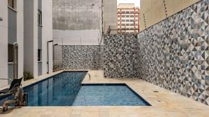 una piscina al centro di un edificio di Estúdios modernos no Campo Elísios - Próximo a estação República a San Paolo