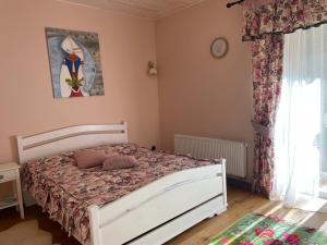 Postel nebo postele na pokoji v ubytování Relaxation in Guta Гута покращене шале