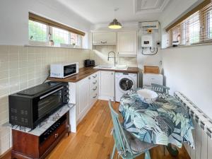 Kuchyň nebo kuchyňský kout v ubytování Stag Cottage