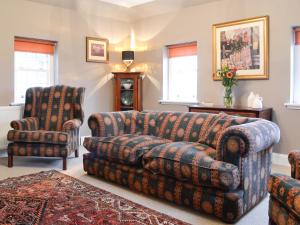 Posezení v ubytování Gardener's Cottage