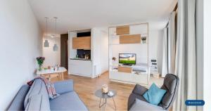 a living room with a couch and a tv at smartments Bielefeld Hauptbahnhof in Bielefeld