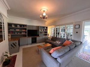 Imagen de la galería de Large Edwardian house with huge garden in Cowes, en Isle of Wight 5 fotos más