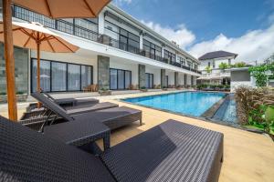 una imagen de una piscina en una casa en 1BR Bungalow with Kitchen & Pool in Uluwatu - B2, en Bingin Beach 14 fotos más
