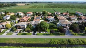 una vista aerea di un sobborgo con case di La Casa delle Magnolie a San Canzian dʼlsonzo