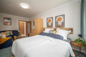 Ένα ή περισσότερα κρεβάτια σε δωμάτιο στο Gemütliches Studio in Altstadt - mit Sofa und Kochgelegenheit