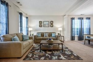 Χώρος καθιστικού στο Pet-Friendly 3BR w Porch & Grill Weekday Deals