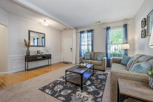 Χώρος καθιστικού στο Pet-Friendly 3BR w Porch & Grill Weekday Deals +29 φωτογραφίες