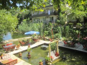 Um jardim em Arikanda River Garden Hotel