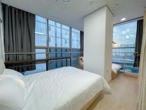 ソウルにあるGasan Daylight Houseのベッドルーム(白いベッド1台、大きな窓付) +114枚の写真