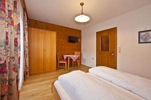 En eller flere senge i et værelse på Appartements Staudacher