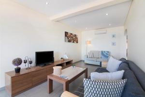 TV a/nebo společenská místnost v ubytování Quarteira Modern Flat