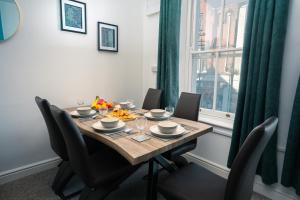 a dining room with a table and chairs and a window at Central Yeovil Stay Contractors Free Wi-Fi in Yeovil +18 photos