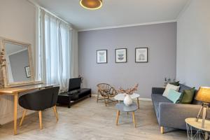 una sala de estar con un sofá y una mesa en The Flaubert accommodation with parking in the heart of the city center, en Rouen 22 fotos más