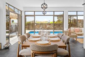 Mare SècheVilla Nyota - Perfect Place by Sealodge Mauritius的餐厅里有一张桌子和几把椅子