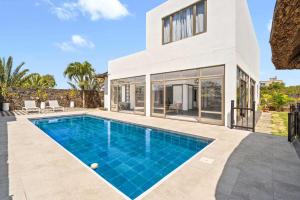 Mare SècheVilla Nyota - Perfect Place by Sealodge Mauritius的带游泳池和房子的别墅