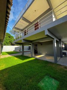 Cette maison dispose d'un balcon avec une pelouse. dans l'établissement Casa completa em Alter do Chao, à Santarém