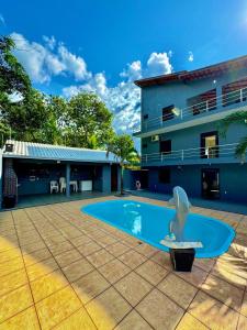 une piscine devant une maison dans l'établissement Casa completa em Alter do Chao, à Santarém