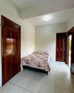 une chambre avec un lit et une porte ouverte dans l'établissement Casa completa em Alter do Chao, à Santarém 4 autres photos