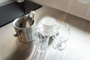 a counter with two glasses and a bucket on it at TIMeSCAPE -tancha- in Onna