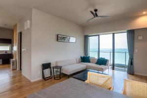 a living room with a couch and a table at TIMeSCAPE -tancha- in Onna