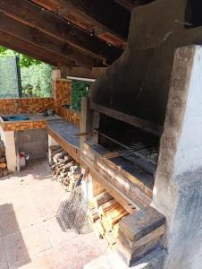 an outdoor pizza oven is being built in a patio at Villa Bel Air in Saint-Étienne-les-Orgues