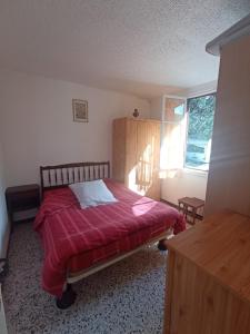 a bedroom with a bed with a red blanket at Villa Bel Air in Saint-Étienne-les-Orgues