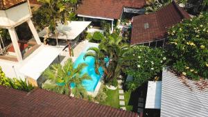 eine Draufsicht auf einen Swimmingpool in einem Haus in der Unterkunft Lila Boutik Residence in Canggu + 22 Fotos