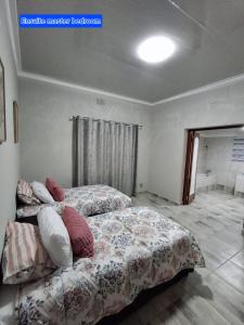 Un dormitorio con una cama con almohadas encima. en Good Morning Retreat, en Springs