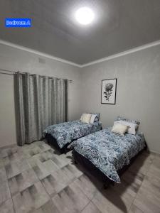 Un dormitorio con dos camas y una ventana. en Good Morning Retreat, en Springs