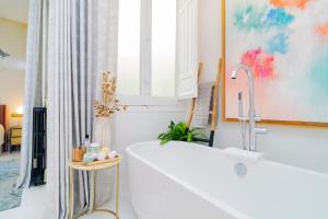 a bathroom with a tub and a sink and a window at Luxury Golden Apartamento a solo pasos de Gran Vía in Madrid