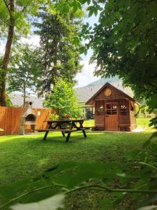 Κήπος έξω από το Apartments Zlati Rog