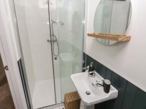 un baño con lavabo y ducha en 11 Bronte Street, en Haworth 22 fotos más