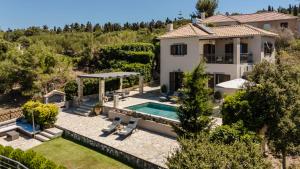une vue aérienne d'une maison avec piscine dans l'établissement Melanthi by Vintage Travel, à Mánganos