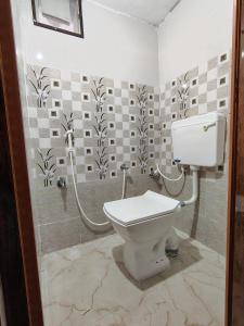 Phòng tắm tại Maheswara homestays