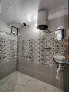 Phòng tắm tại Maheswara homestays