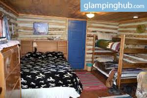 Ένα ή περισσότερα κρεβάτια σε δωμάτιο στο Rustic, Cozy Log Cabin Rental near Idaho Falls +1 φωτογραφίες