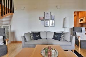 una sala de estar con un sofá y una mesa en Holiday Cabin Isomus inc outdoor jacuzzi, en Äkäslompolo