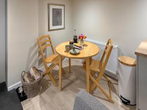 un tavolo e delle sedie di legno in una stanza di Wagglehead Cottage ad Aboyne