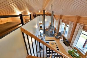 una vista aérea de una casa pequeña con una escalera en Holiday Cabin Isomus inc outdoor jacuzzi, en Äkäslompolo