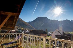 - un balcon bien exposé offrant une vue sur la ville dans l'établissement Fromm's Guesthouse, à Malans